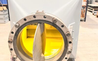Zoom sur la protection anti-usure d’une trémie industrielle avec un revêtement polymère pulvérisé